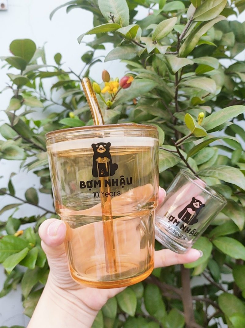 Cốc thủy tinh 350ml bọc da kèm ống hút 1 (3) Coc-thuy-tinh-350ml-boc-da-kem-ong-hut-1-3