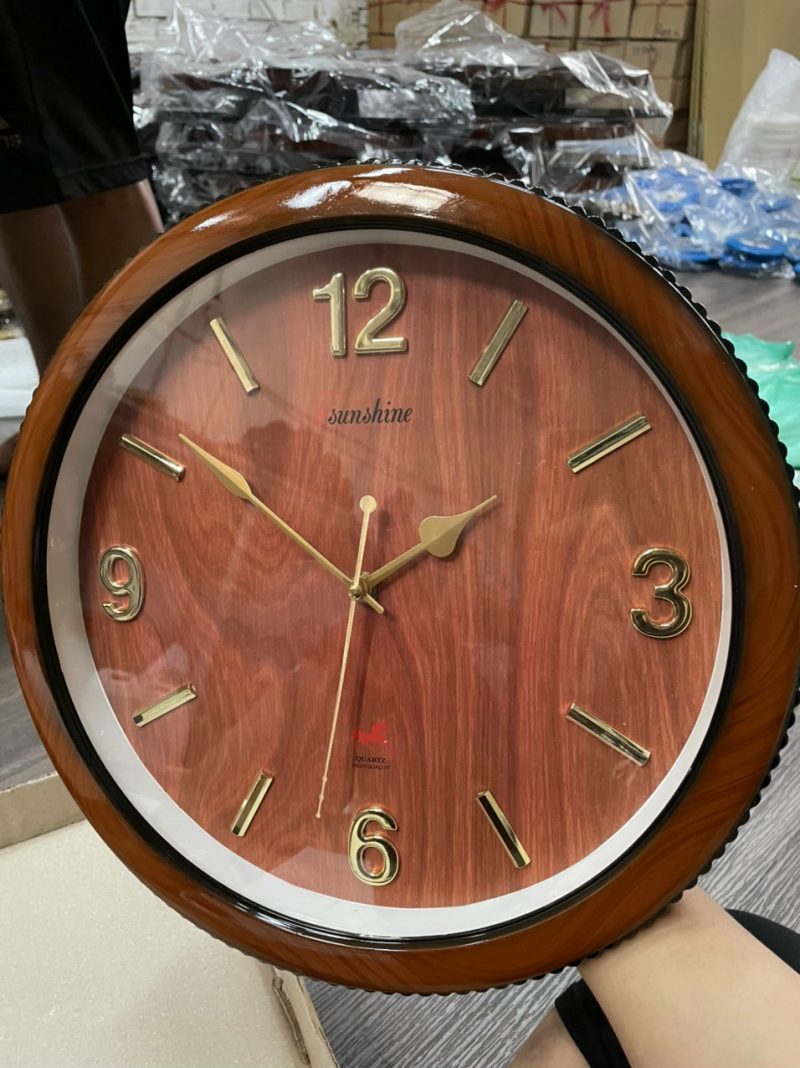 Dong-ho-treo-tuong-nap-chai-35cm-go-HD69-so-coc (1) Dong-ho-treo-tuong-nap-chai-35cm-go-HD69-so-coc-1