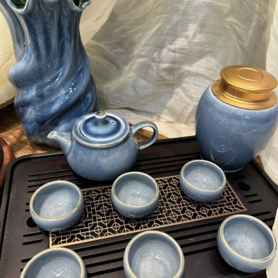 Bộ ấm chén màu quà tặng in logo màu xanh lam nhạt kẻ chỉ vàng kèm khay gỗ khắc hoa văn KQ-ACM08