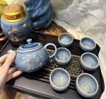 Bộ ấm chén màu quà tặng in logo kẻ chỉ vàng hoa văn hoa sen vàng kim kèm khay gỗ trơn KQ-ACM10