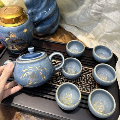 Bộ ấm chén màu quà tặng in logo kẻ chỉ vàng hoa văn hoa sen vàng kim kèm khay gỗ trơn KQ-ACM10