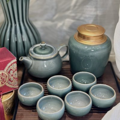 Bộ ấm chén màu quà tặng in logo màu xanh xám kẻ chỉ vàng kèm khay gỗ trơn KQ-ACM07