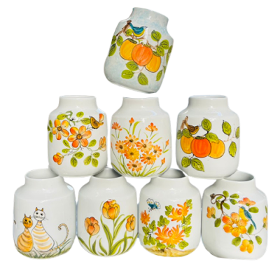 Lọ hoa vẽ tay – nền màu – H17