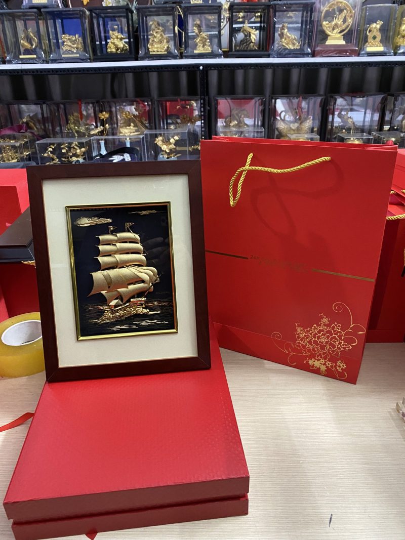 tranh-thuan-buom-xuoi-gio-dat-vang