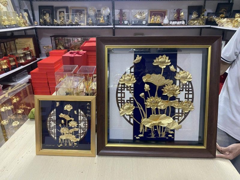 tranh sen dat vang 2 size tranh sen dat vang 2 size