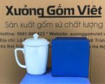 Cốc sứ trắng Bát Tràng quà tặng in logo thương hiệu Minh Long dáng vuông có nắp KQ-CST01