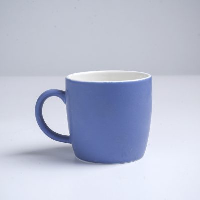 Cốc sứ màu mát Bát Tràng quà tặng in logo dáng trụ lùn quai C 330ml KQ-CSM09