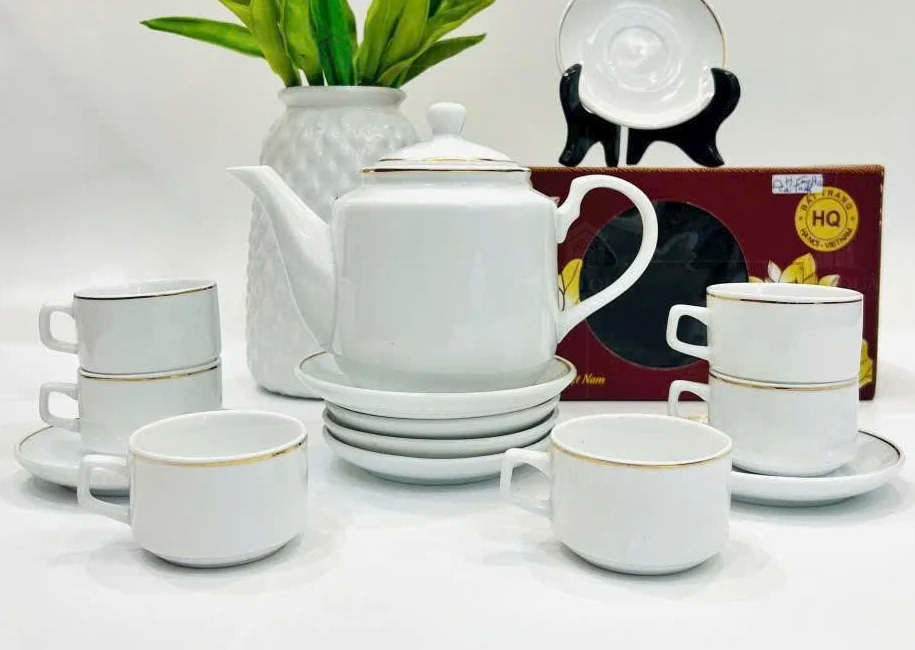 Bộ ấm chén trắng viền vàng và đĩa kê từ gallery