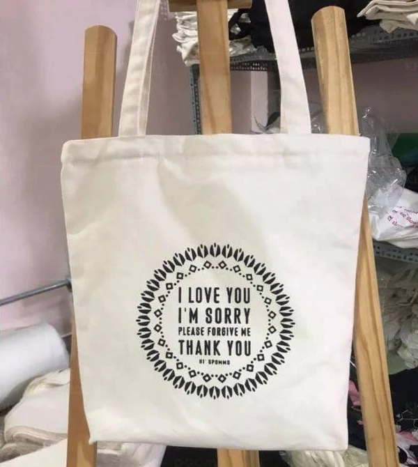 Túi canvas sáng màu có thông điệp in ở mặt trước