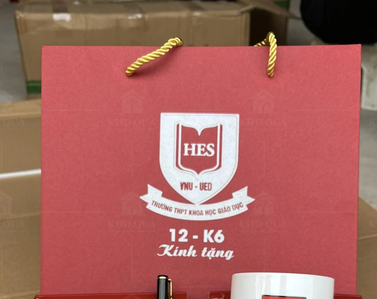 Túi đỏ in logo HES mã nhóm và lời kính tặng