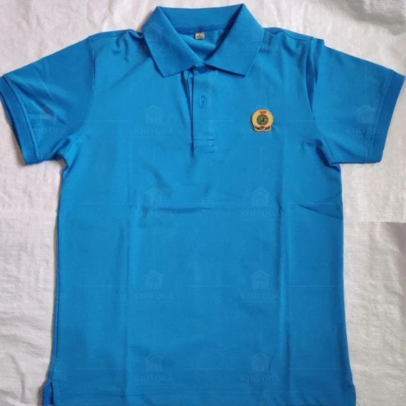 Áo polo xanh có huy hiệu nhận diện ở ngực