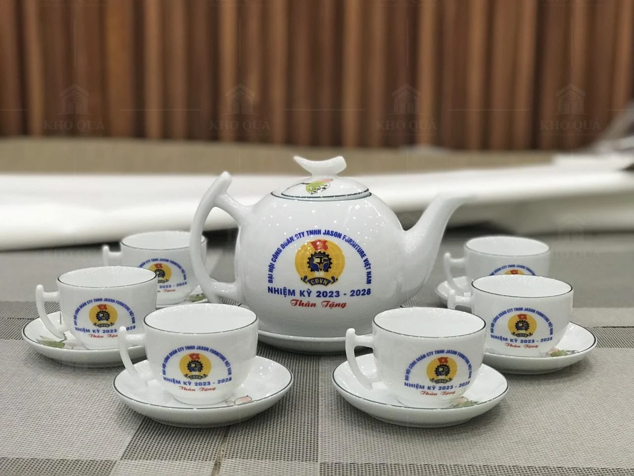 Bộ ấm chén trắng in nhận diện khách trên từng món