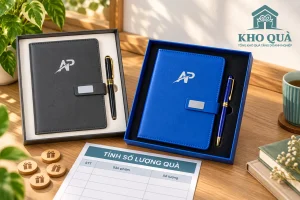 Hai bộ sổ bút xám xanh bên bảng tính lượng và dấu đếm