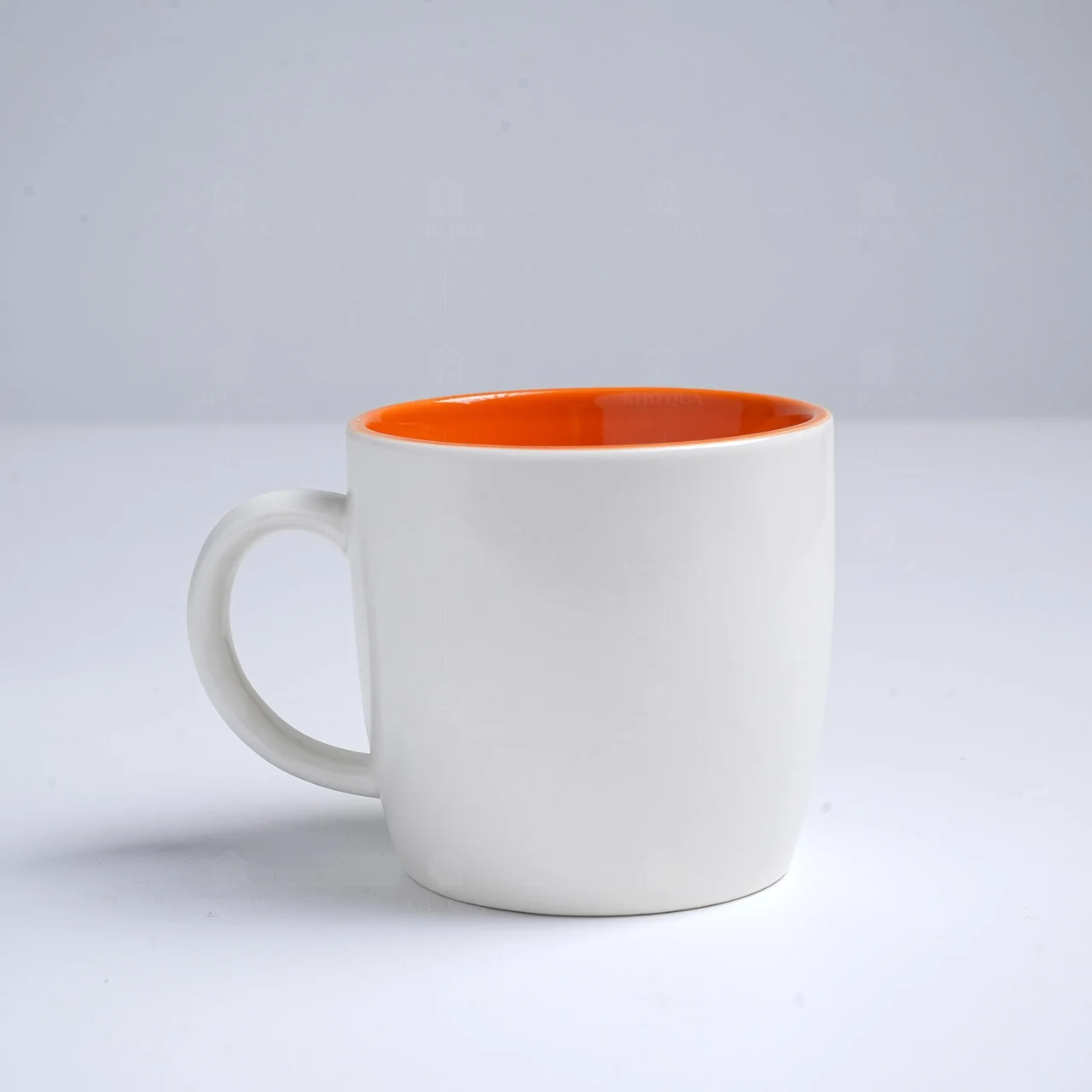 Cốc sứ trắng lòng cam quai C trong gallery mẫu KhoQua