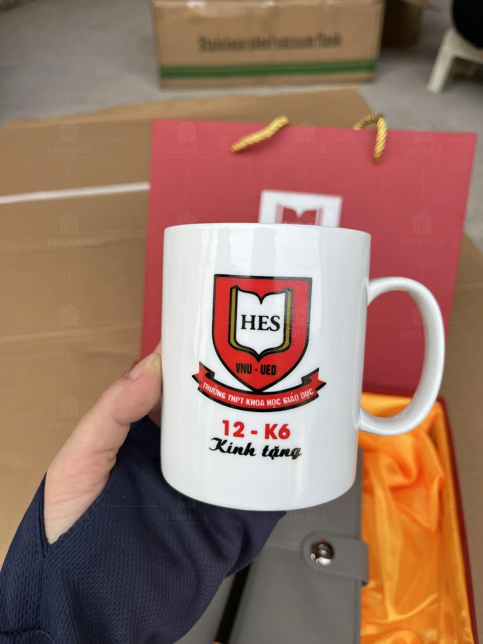 Cốc HES có logo mã nhóm 12 K6 và lời kính tặng