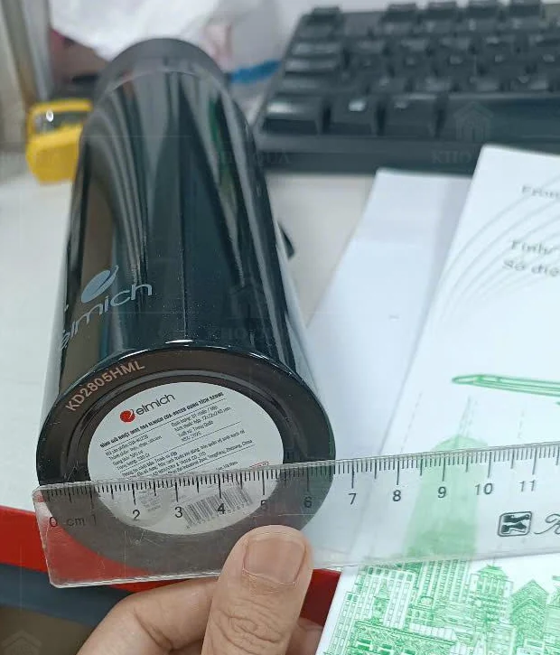 Bình Elmich nằm trên bàn với thước đặt tại đáy