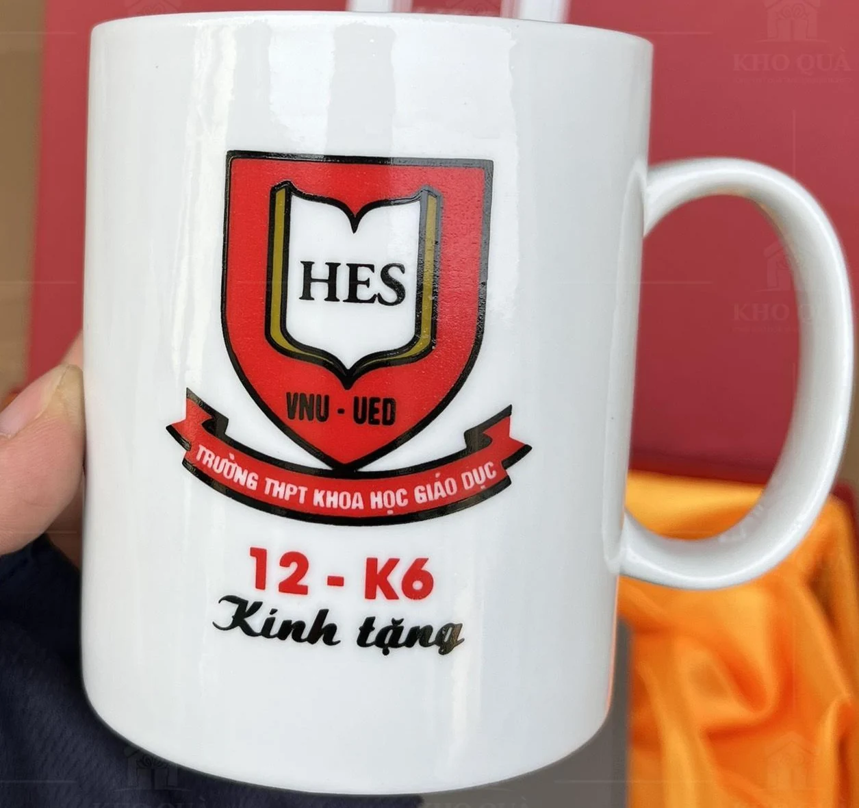 Cốc HES có tên trường mã nhóm và lời kính tặng