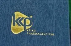 Góc biểu tượng và chữ phụ màu vàng trên sổ xanh