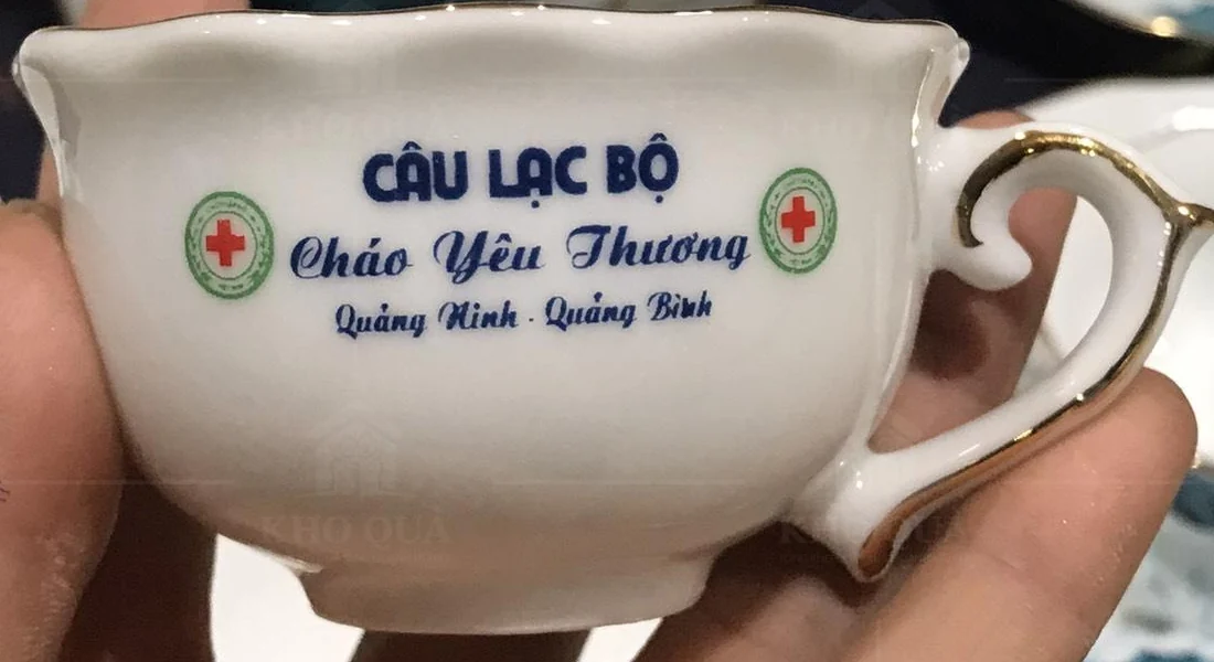 Chén viền vàng có chữ Câu lạc bộ Cháo Yêu Thương và hai biểu tượng