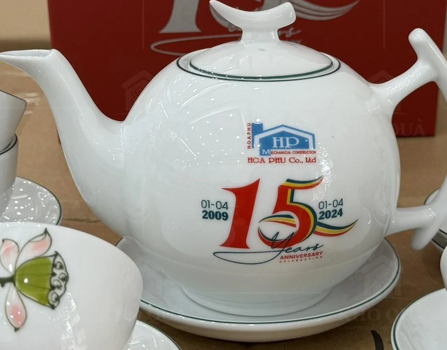 Góc cận logo Hoa Phú, số 15 và mốc ngày trên thân ấm