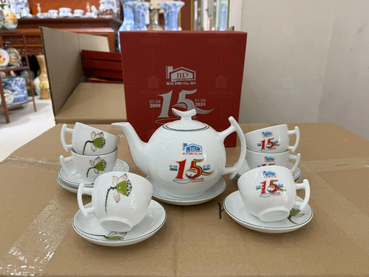 Bộ trà có hình sen, nhận diện Hoa Phú và hộp kỷ niệm đỏ