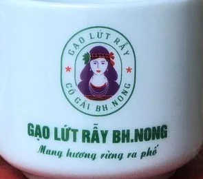 Góc cận biểu tượng và chữ Gạo lứt rẫy BH.NÔNG trên cốc trắng