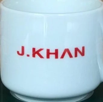 Vùng chữ J.KHAN màu đỏ trên thân cốc trắng trong gallery
