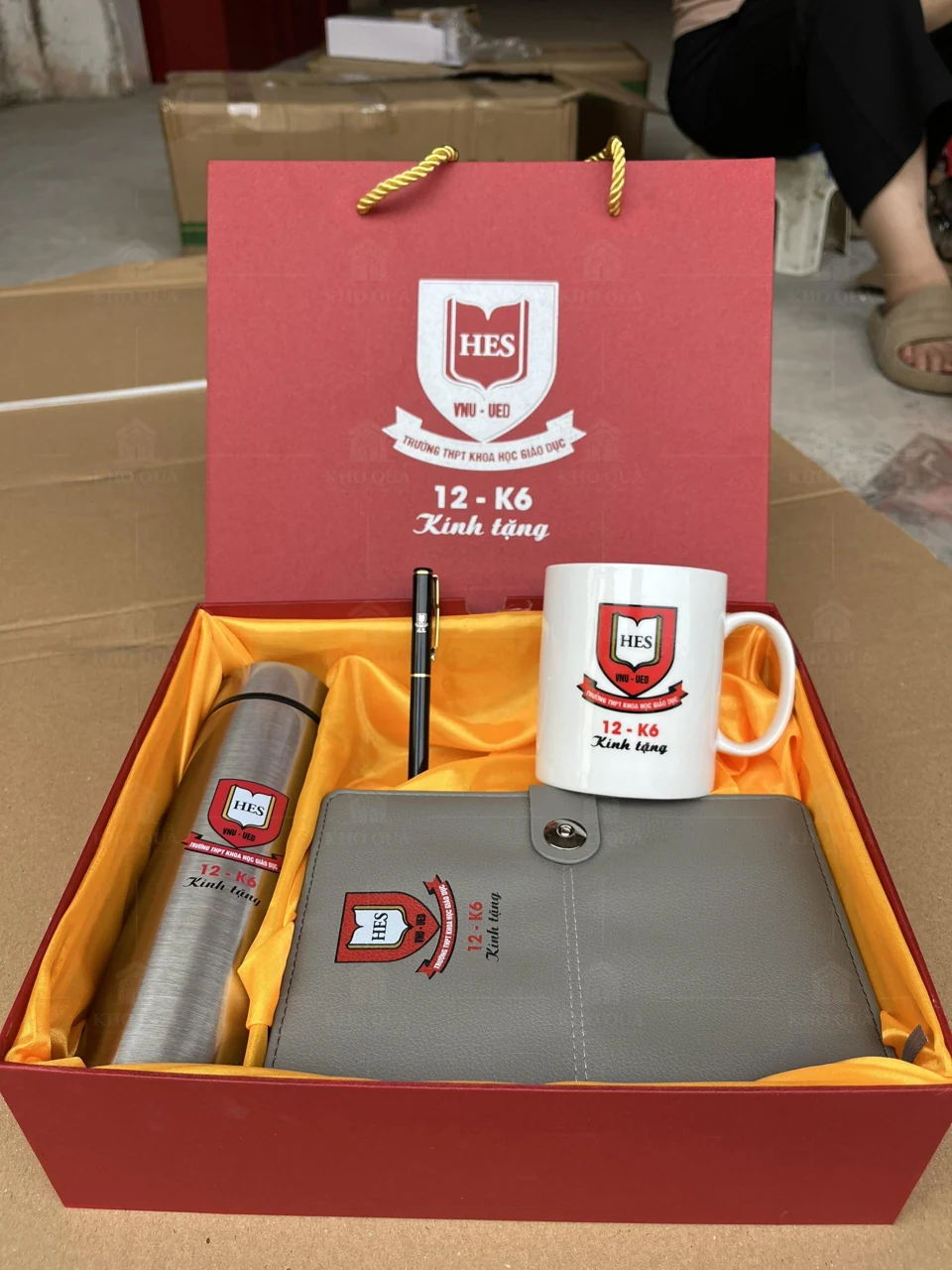 Bộ HES gồm bình, sổ, cốc, bút và túi đỏ