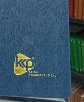 Góc cận vân bìa và logo Keiko trên sổ xanh