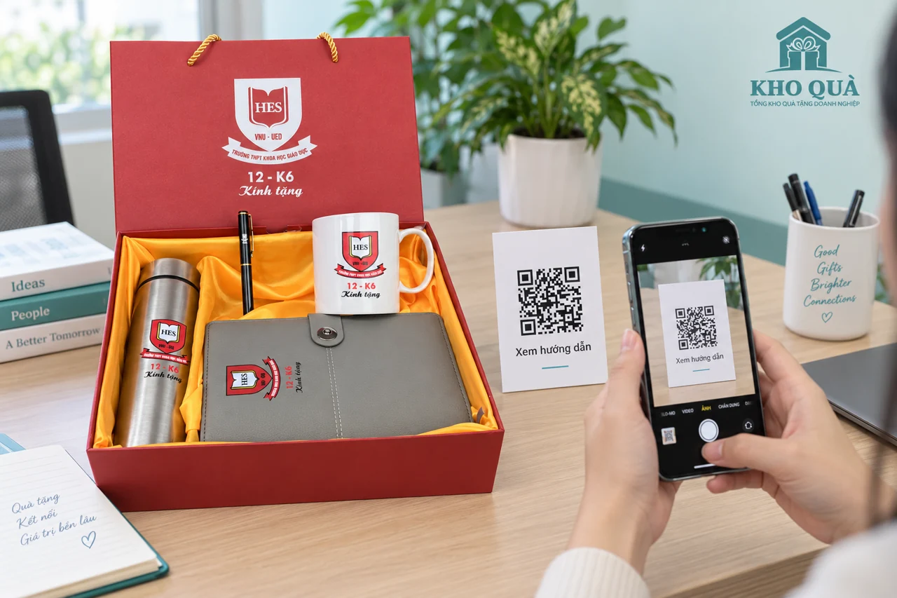 Điện thoại hướng vào thiệp QR bên bộ HES bốn món