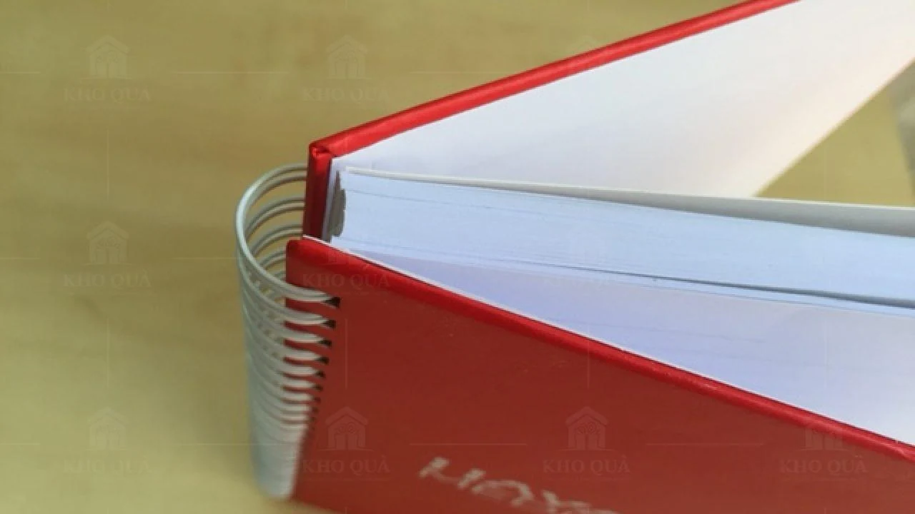 Cạnh sổ đỏ mở với còng và tập giấy