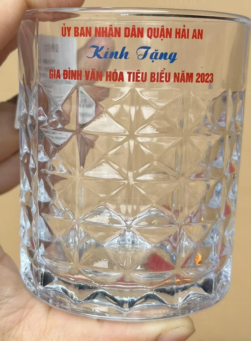 Cốc thủy tinh in lời tặng có miệng và thân hoa văn