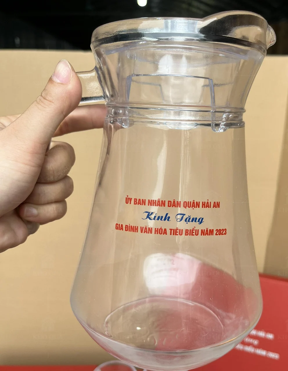 Bình thủy tinh in lời tặng có tay cầm và miệng rót