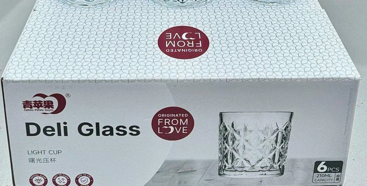 Hộp sản phẩm cốc có nhãn Deli Glass