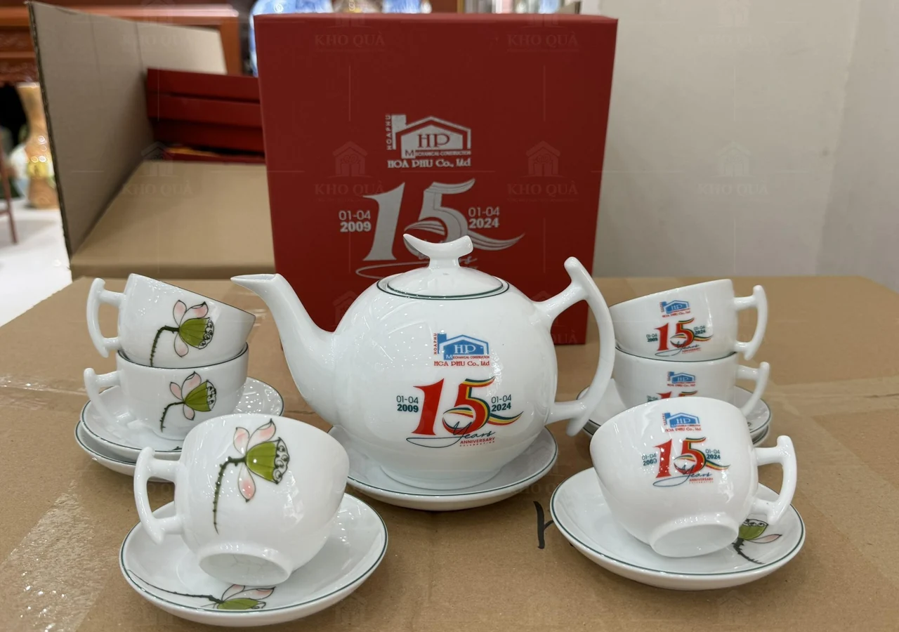 Bộ ấm chén hoa sen cạnh hộp in chương trình