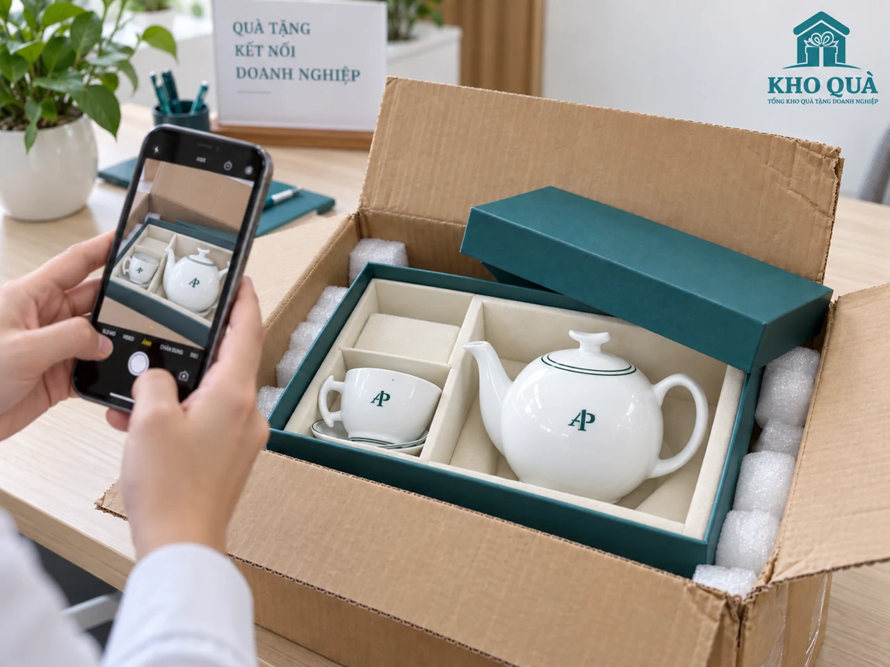 Cảnh dựng ghi nhận thùng móp với ấm và một chén AP trong hộp
