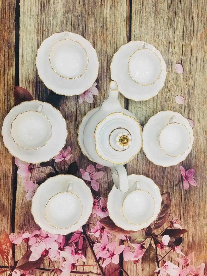 Bộ trà nhìn từ trên với từng chén và đĩa kê