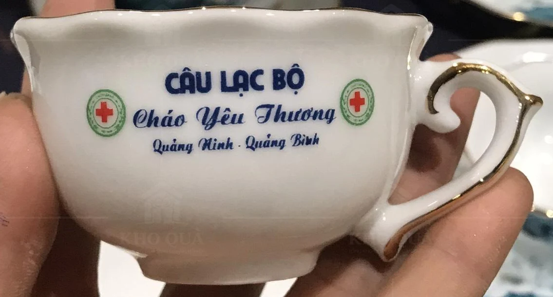 Chén viền vàng với quai và nội dung in khách hàng