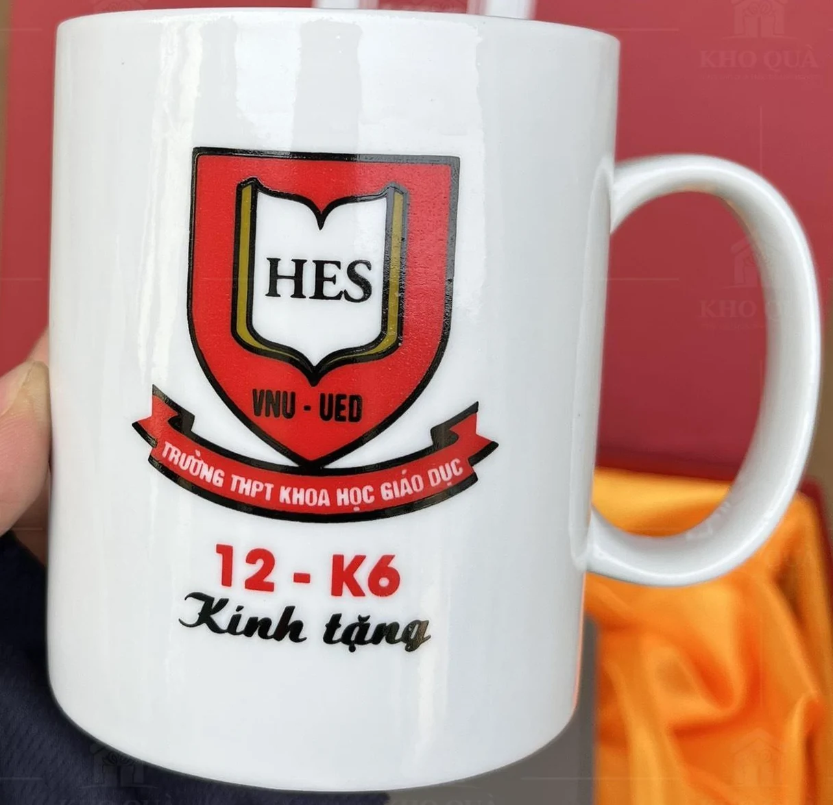 Cốc trắng quai C in logo HES và lời kính tặng
