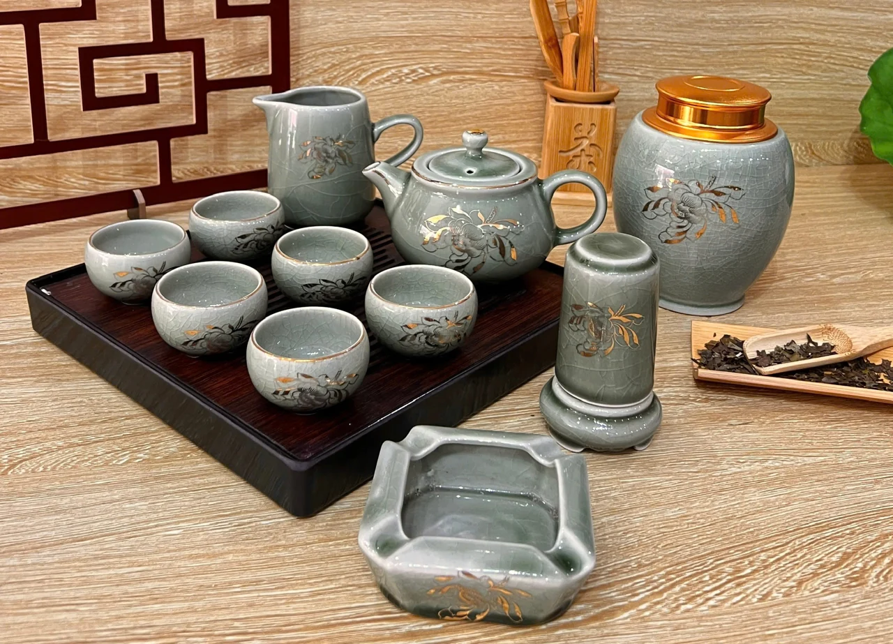 Bộ trà màu xám cùng bình rót, hũ, khay và dụng cụ trên bàn