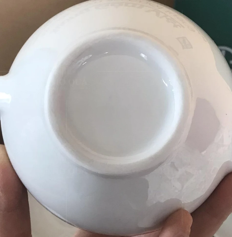 Góc cận vòng chân và đáy ấm trắng