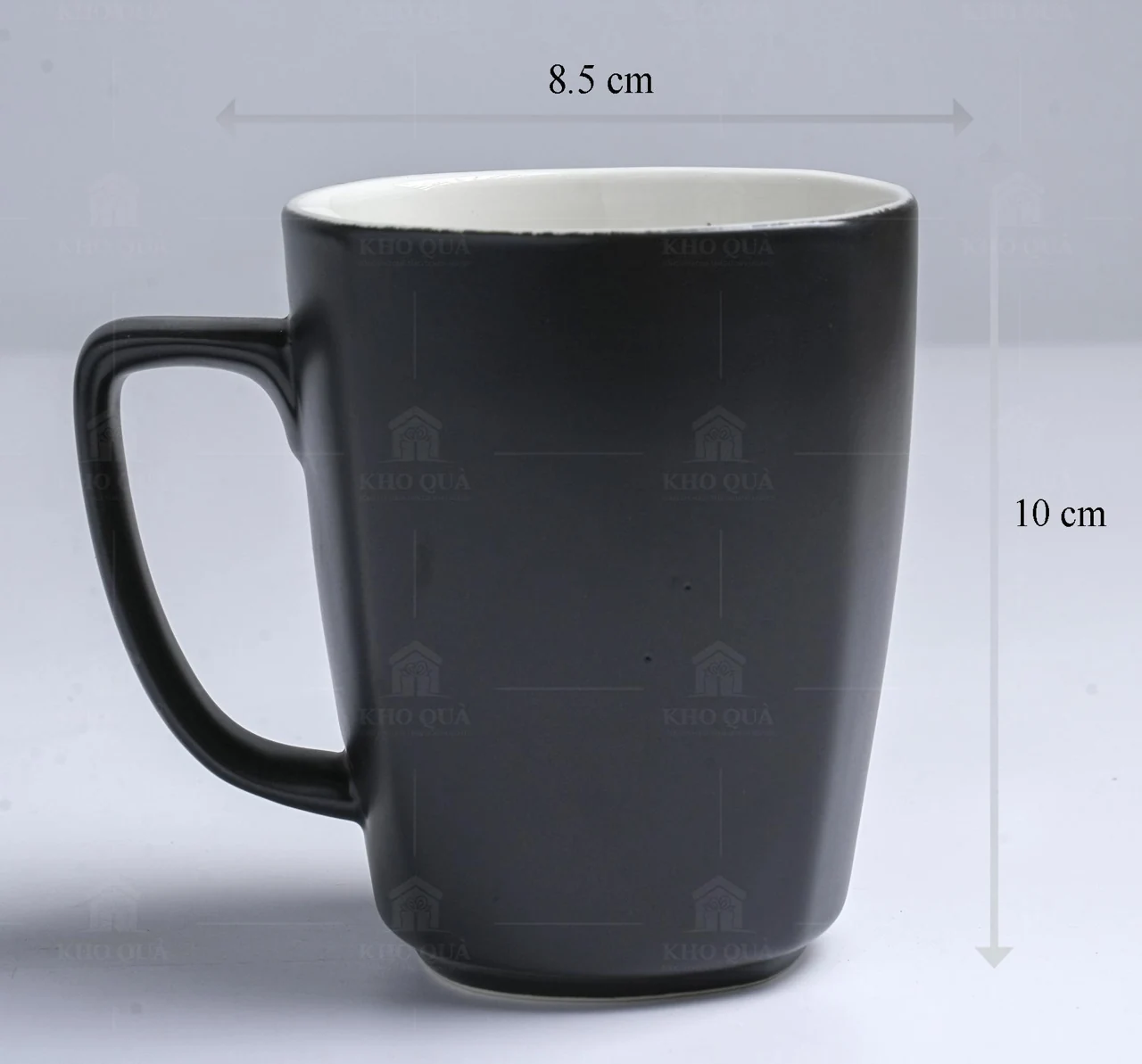 Ảnh cốc quai vuông màu tối có chú thích 8.5cm và 10cm