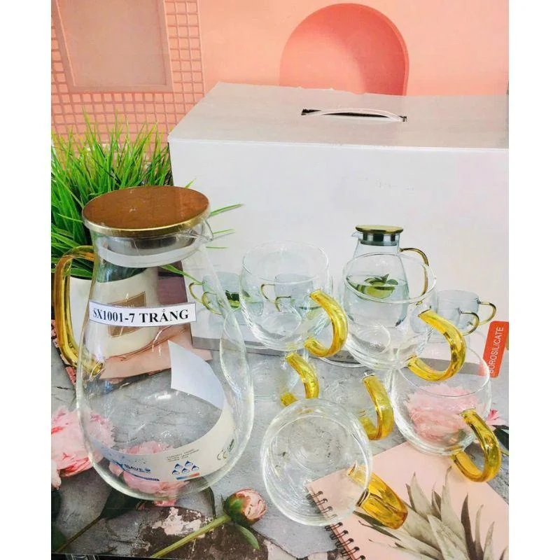 Bình và cốc có quai màu vàng trong gallery sản phẩm