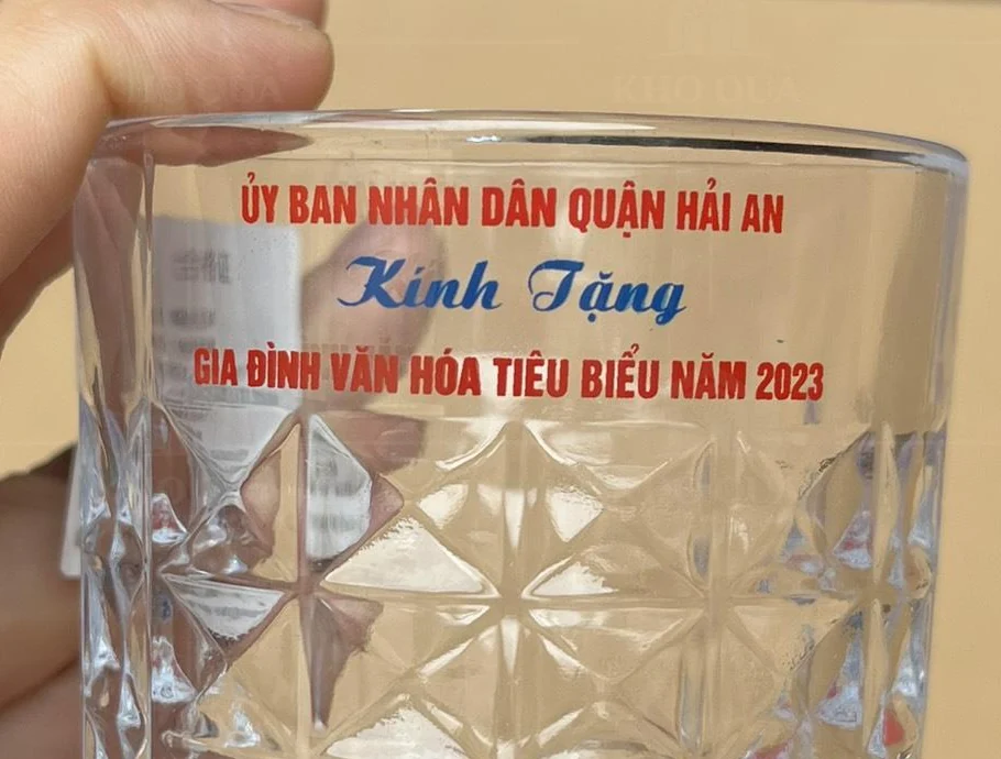 Nội dung in trên vùng phía trên hoa văn nổi của cốc