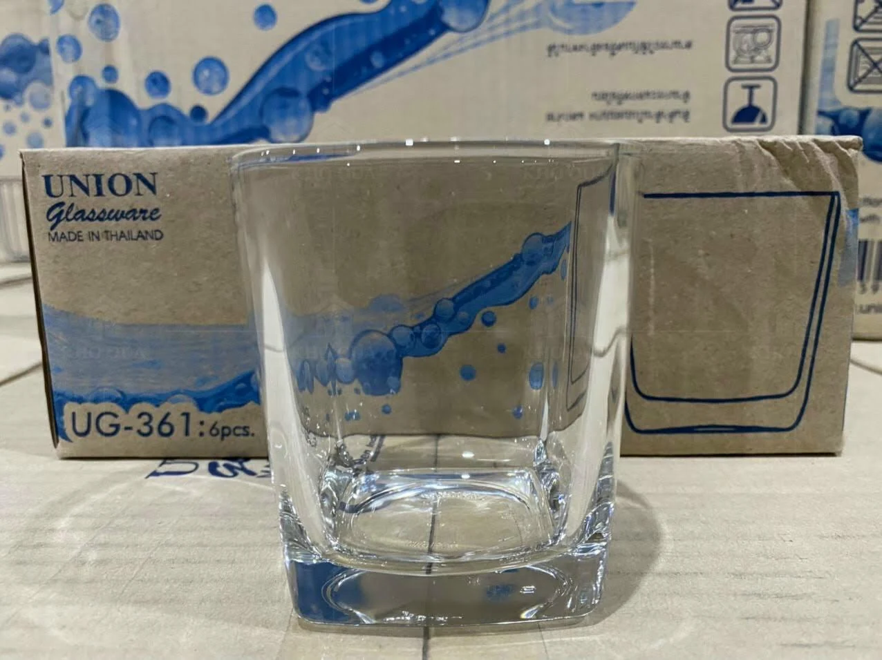 Cốc đáy vuông trước hộp mang mã UG-361