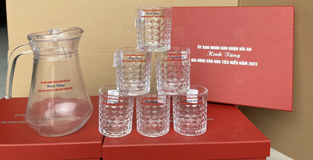 Bình eo và sáu cốc in nội dung cùng hộp đỏ trong gallery KhoQua