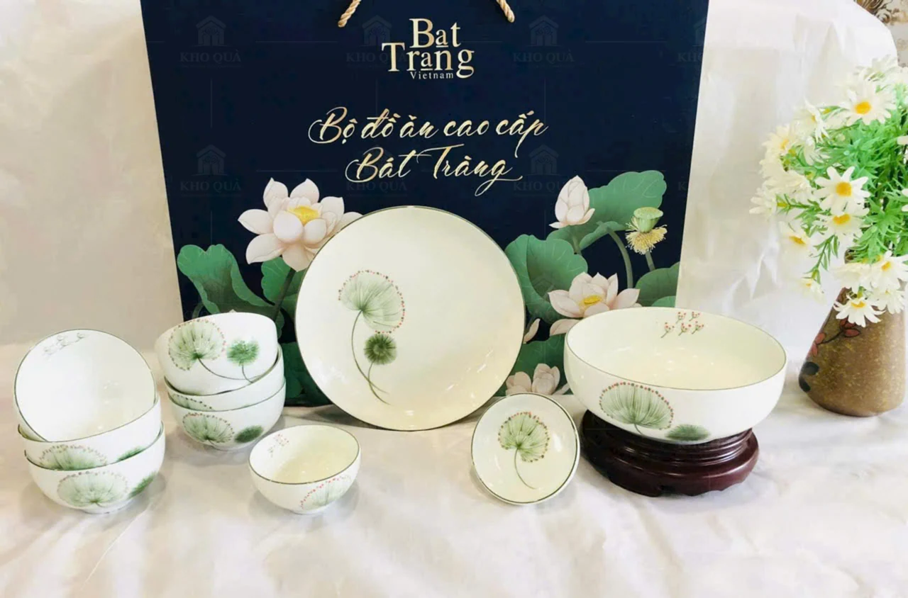 Họa tiết xanh trên bát, đĩa tròn và tô trong gallery