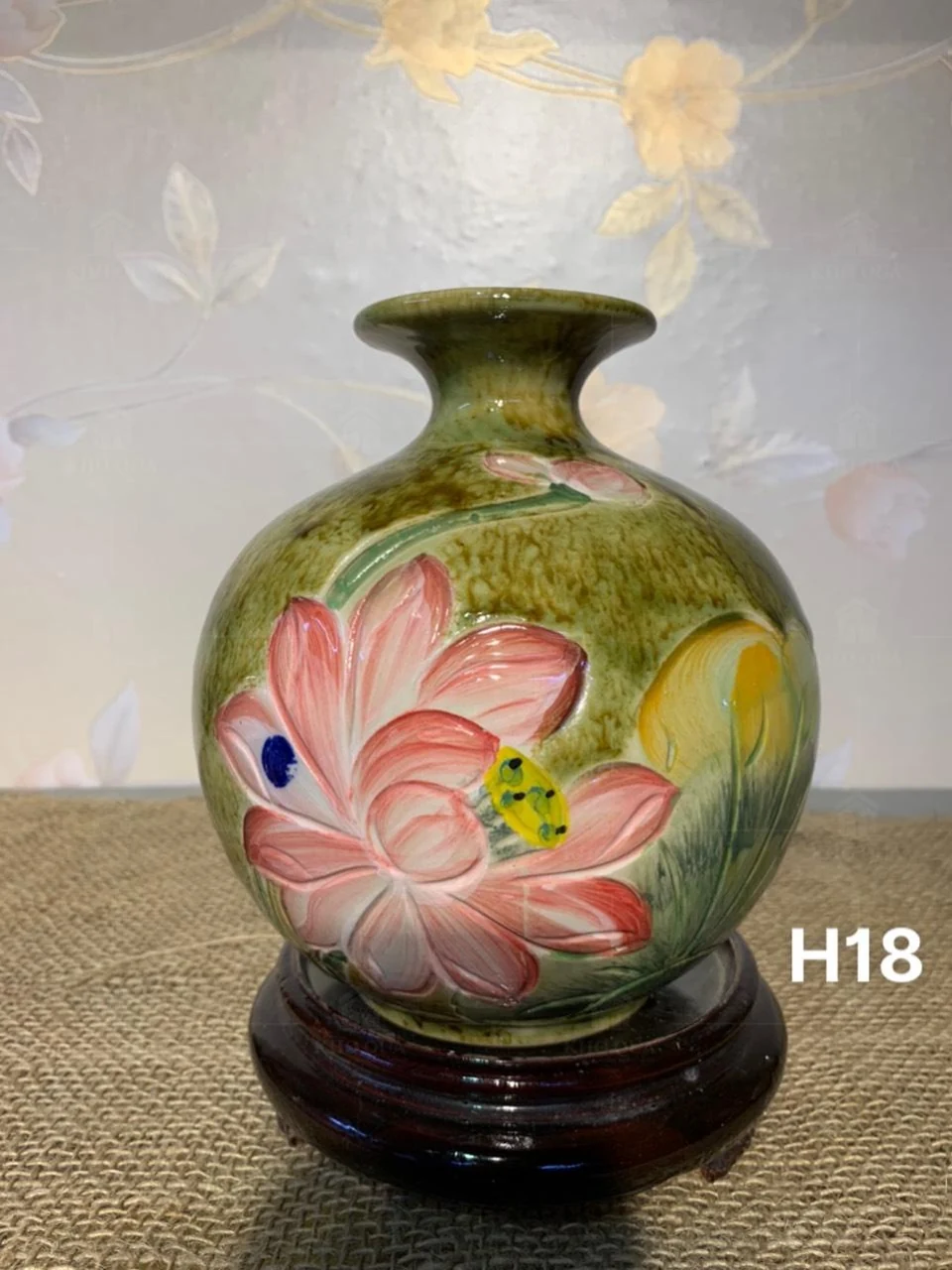 Bình hoa sen KQ-BHL01 trên đế sẫm, ký hiệu H18 trong gallery