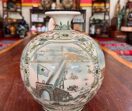 Hướng cảnh khác của bình H25 trong gallery