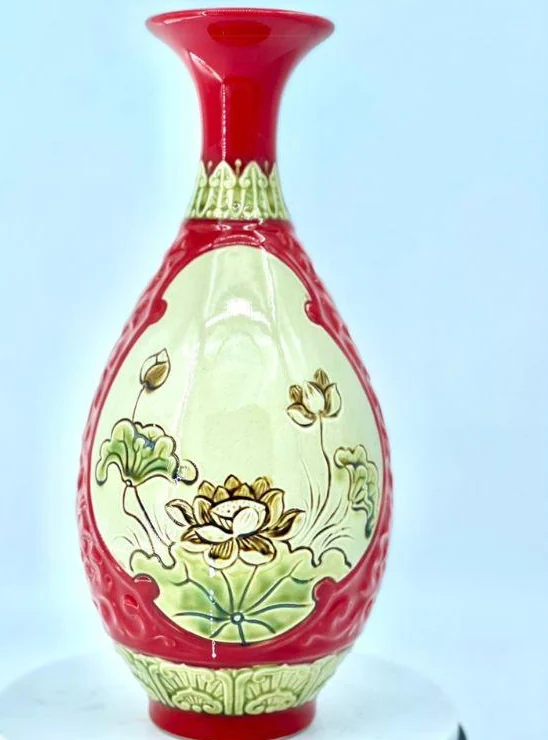 Mặt sen trên bình tỳ bà đỏ trong gallery